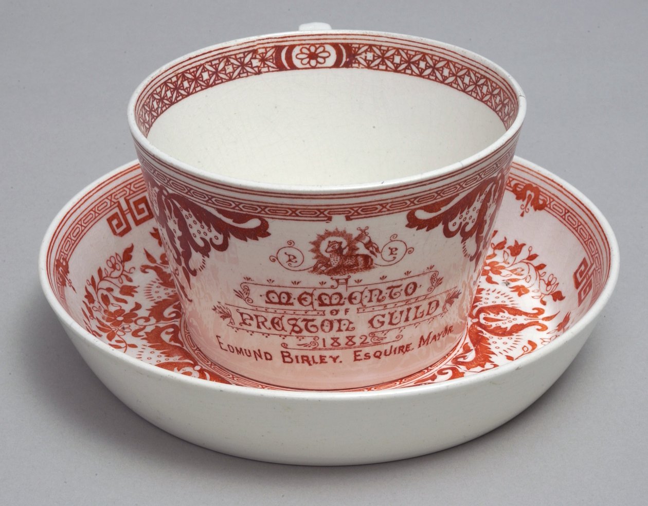 Emlékező teáscsésze és csészealj felolvasás A Preston Guild emlékére 1882, Minton, Anglia, 1882 körül (cserép) alkotó: English School