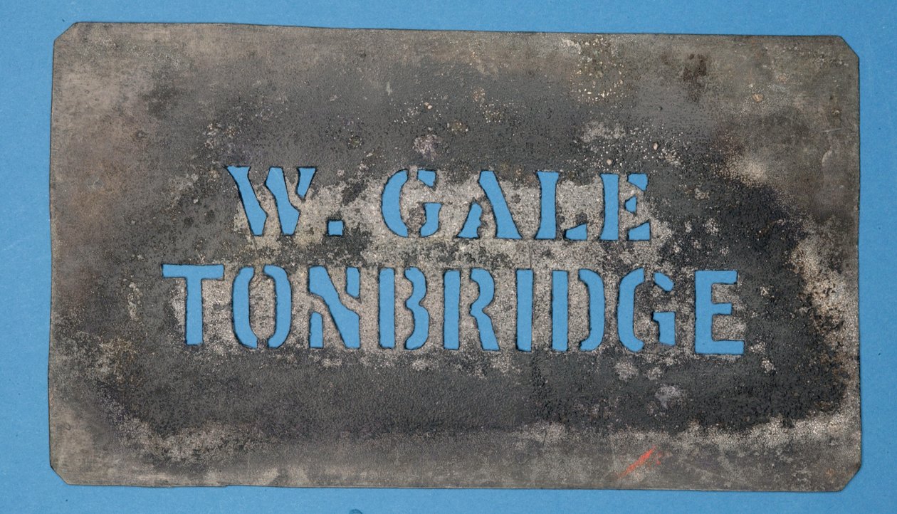 W. Gale rézsablonja, Tonbridge (réz) alkotó: English School
