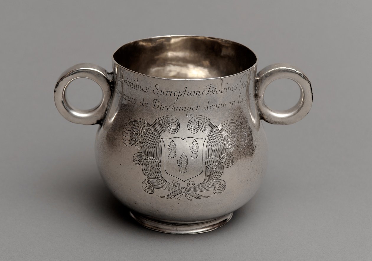 Csésze nagy hassal és vastag öntött peremmel, és egy pár ökörszem fogantyúval, 1675 (ezüst) alkotó: English School