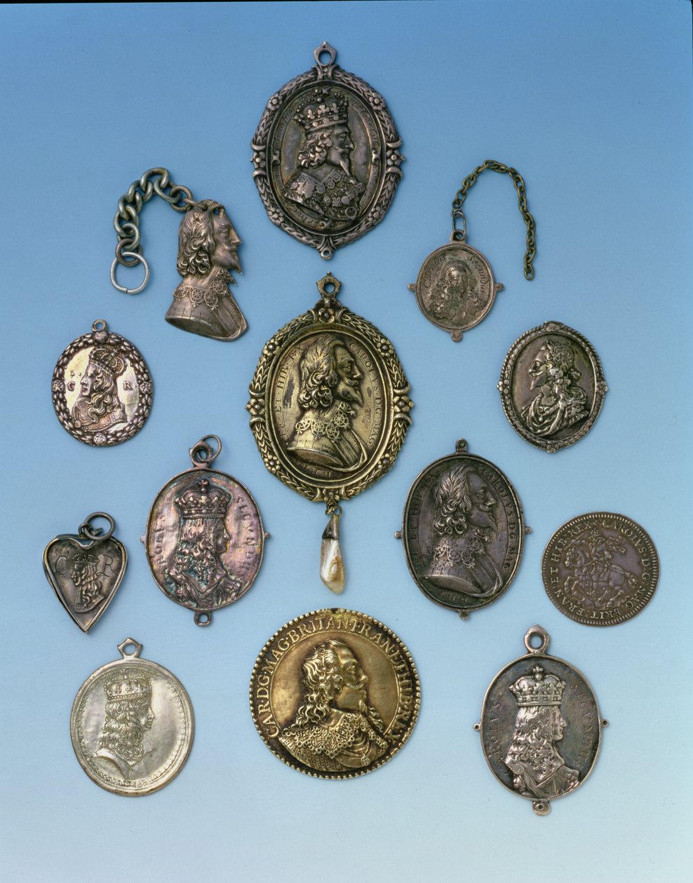 Angol polgárháborús jelvények I. Károly (1625-49) híveinek (fém) alkotó: English School