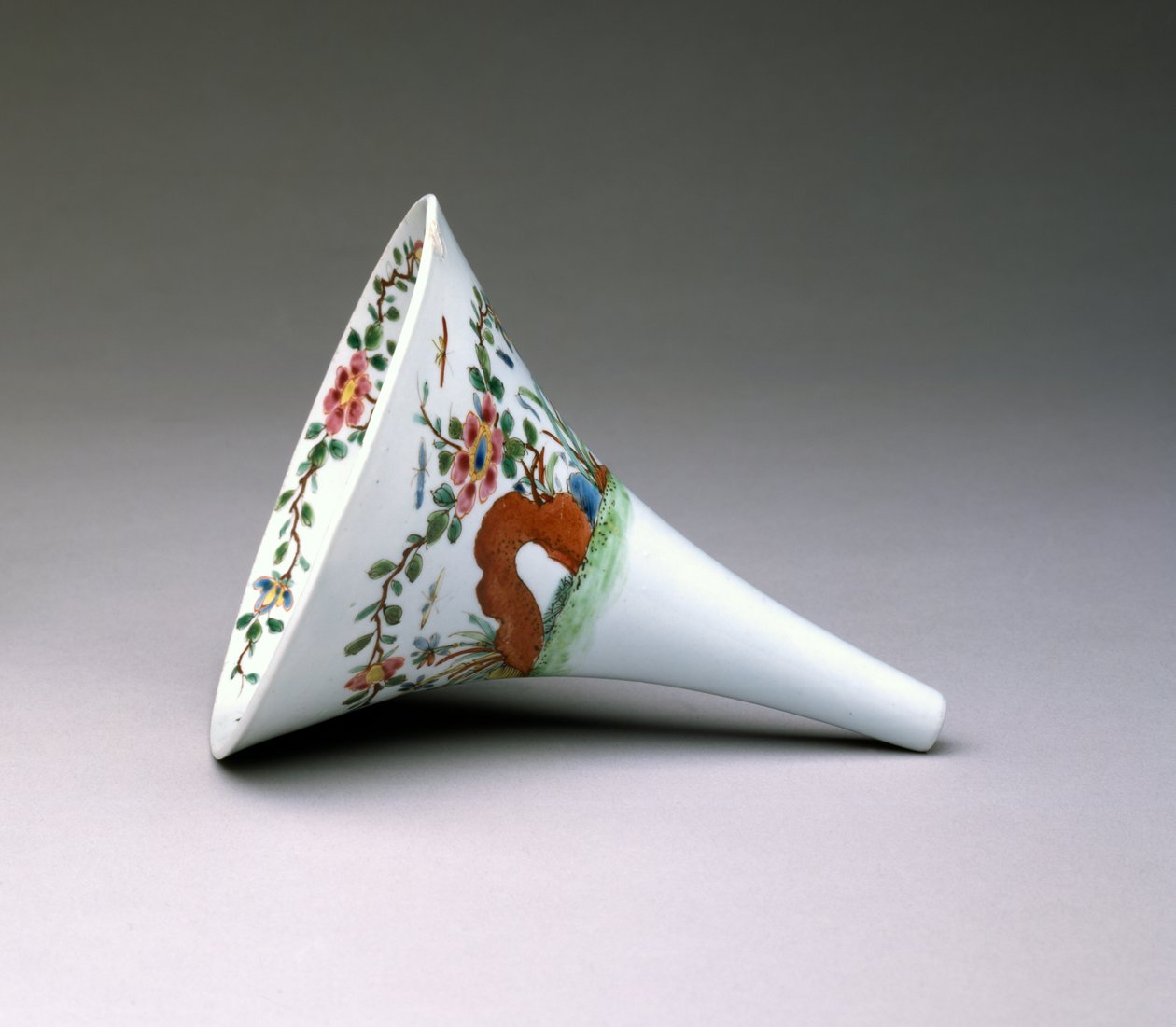 Famille Rose Bortölcsér, Worcester Porcelán, 1753-55 (zománcozott porcelán) alkotó: English School