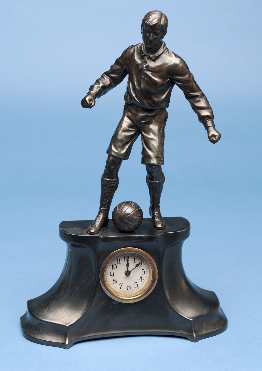 Labdarúgó, egy órakészlet része (festett spelter) (lásd még: 315474-315475 és 315477) alkotó: English School