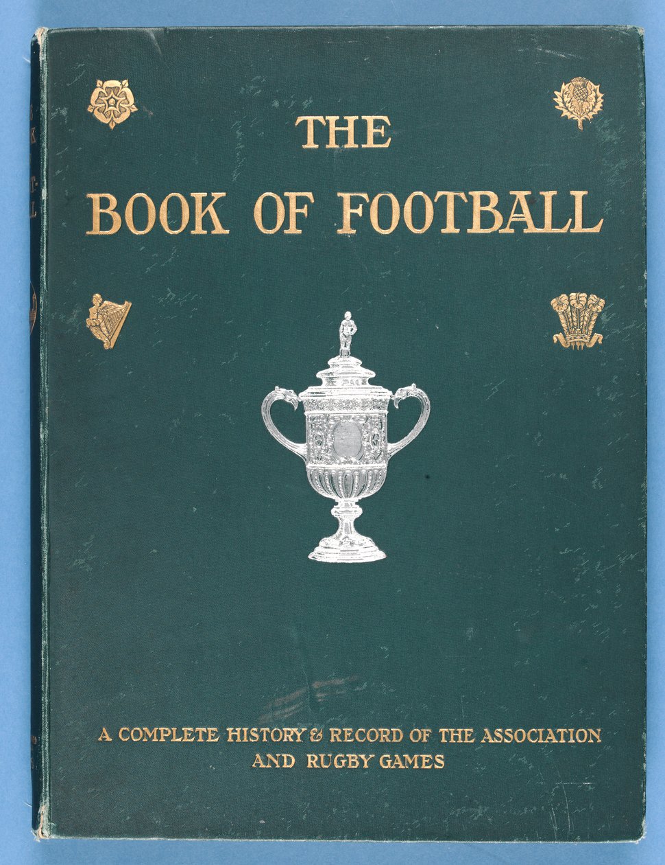 A The Book of Football elülső borítója. A szövetség és a rögbijátékok teljes története és feljegyzése 1905 alkotó: English School