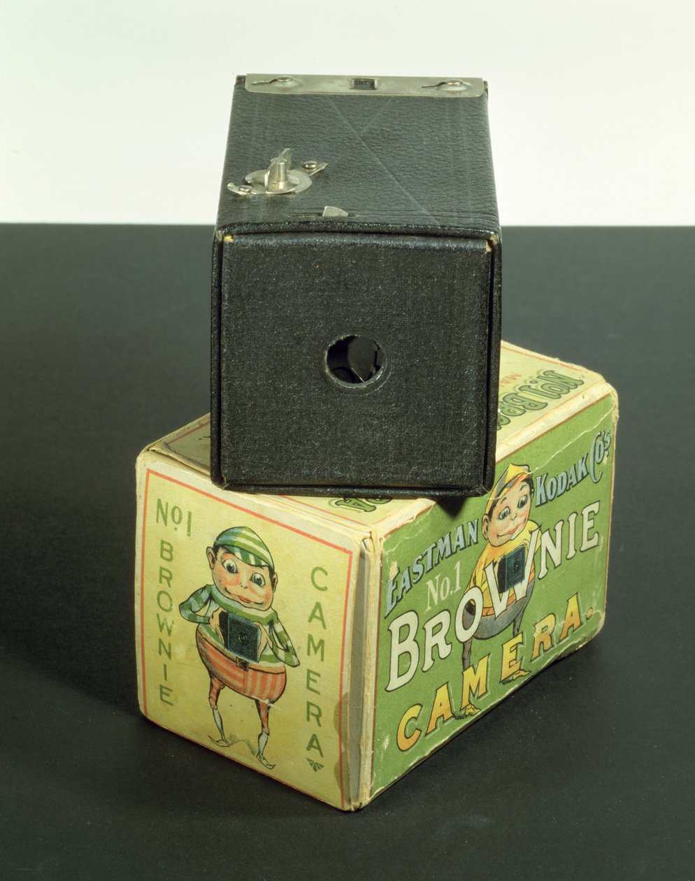 Kodak Brownie fényképezőgép eredeti dobozzal, 1902 körül (fa és karton) alkotó: English School