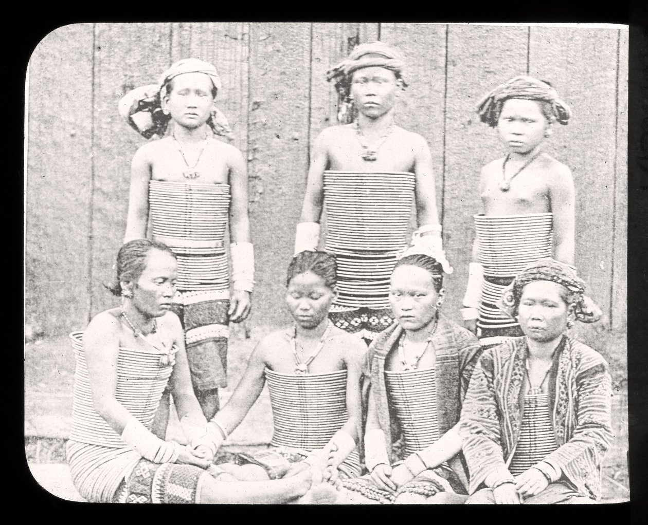 Varázslámpás dia a tenger női dyas törzséből, Borneó 1900 körül alkotó: English School
