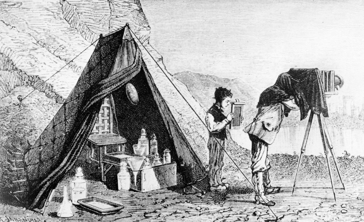 A műtermen kívüli fotózás a fényképészeti szárazlemezek bevezetése előtt, 1870 körül alkotó: English School