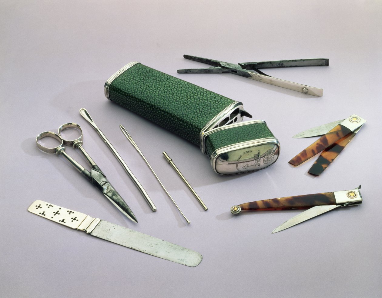 Pocket Etui, kisebb műtétekhez szükséges sebészeti eszközökkel (shagreen, ezüst, acél és teknőspáncél) alkotó: English School