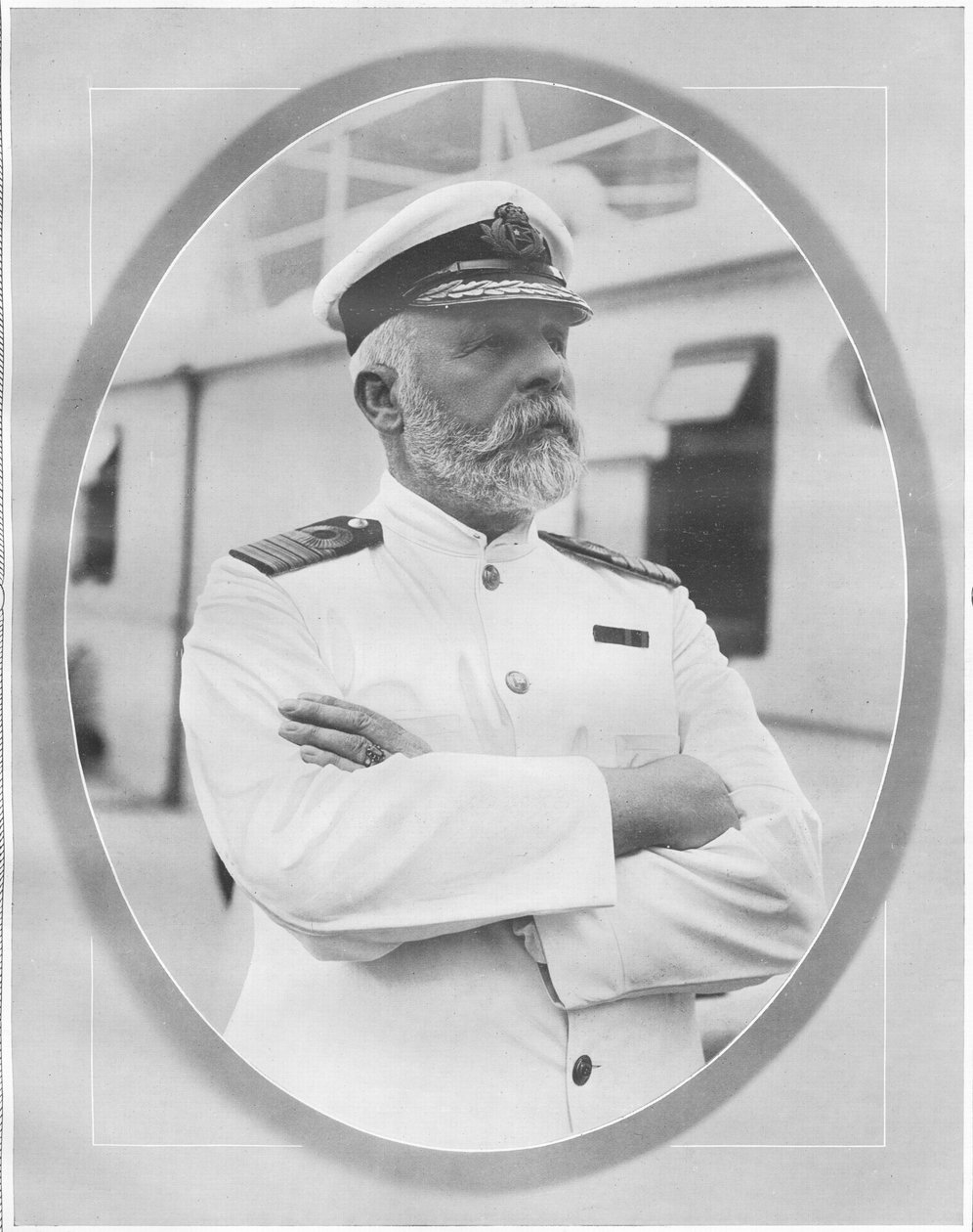Edward J. Smith parancsnok, az RMS Titanic White Star Liner kapitányának portréja és tiszteletadása a „The Sphere”-ből, 1912. április 27. (litho) (450794 részlet) alkotó: English School