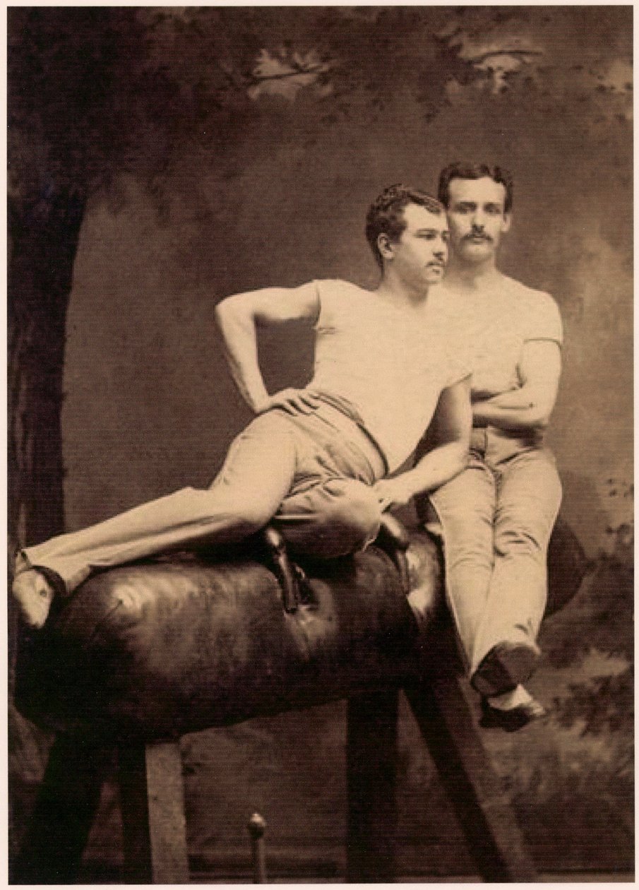 Két tornász portréja pózol a lólábon 1899 körül (fekete-fehér fotó) alkotó: English School