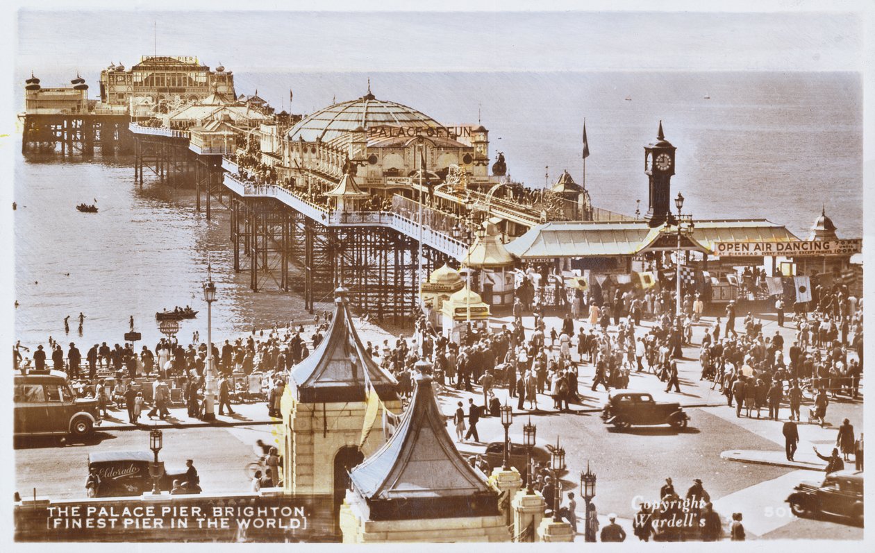 Képeslap, amely a brightoni Palace Pier-t ábrázolja (színes fotó után) alkotó: English School