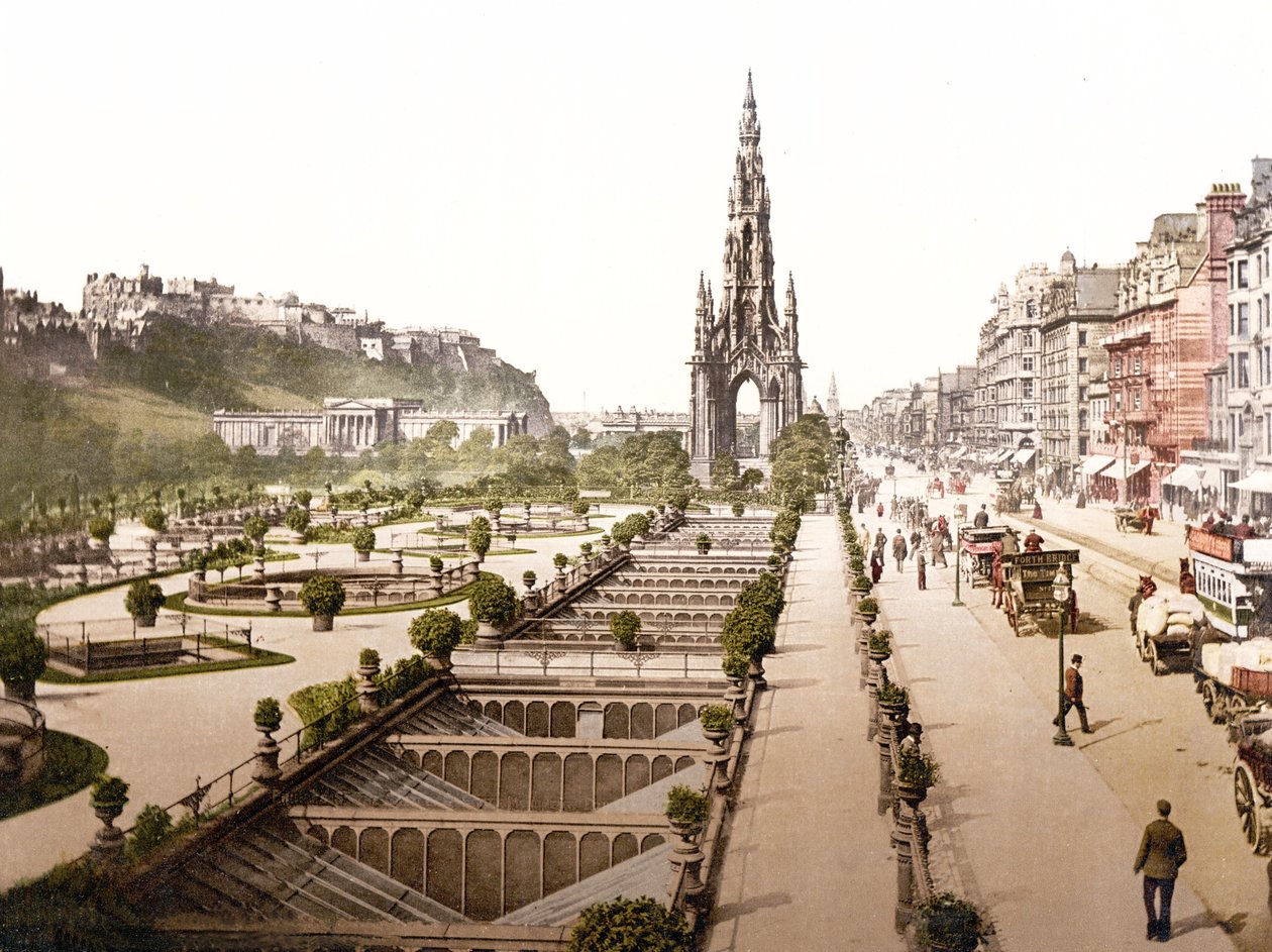 Princes Street, a kastély és a Scott-emlékmű, Edinburgh (kézzel színezett fotó) alkotó: English School
