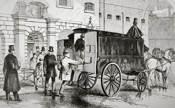 A foglyok felszállnak a „Fekete Máriának” nevezett rendőrségi furgonba az 1870-es években (metszet) alkotó: English School