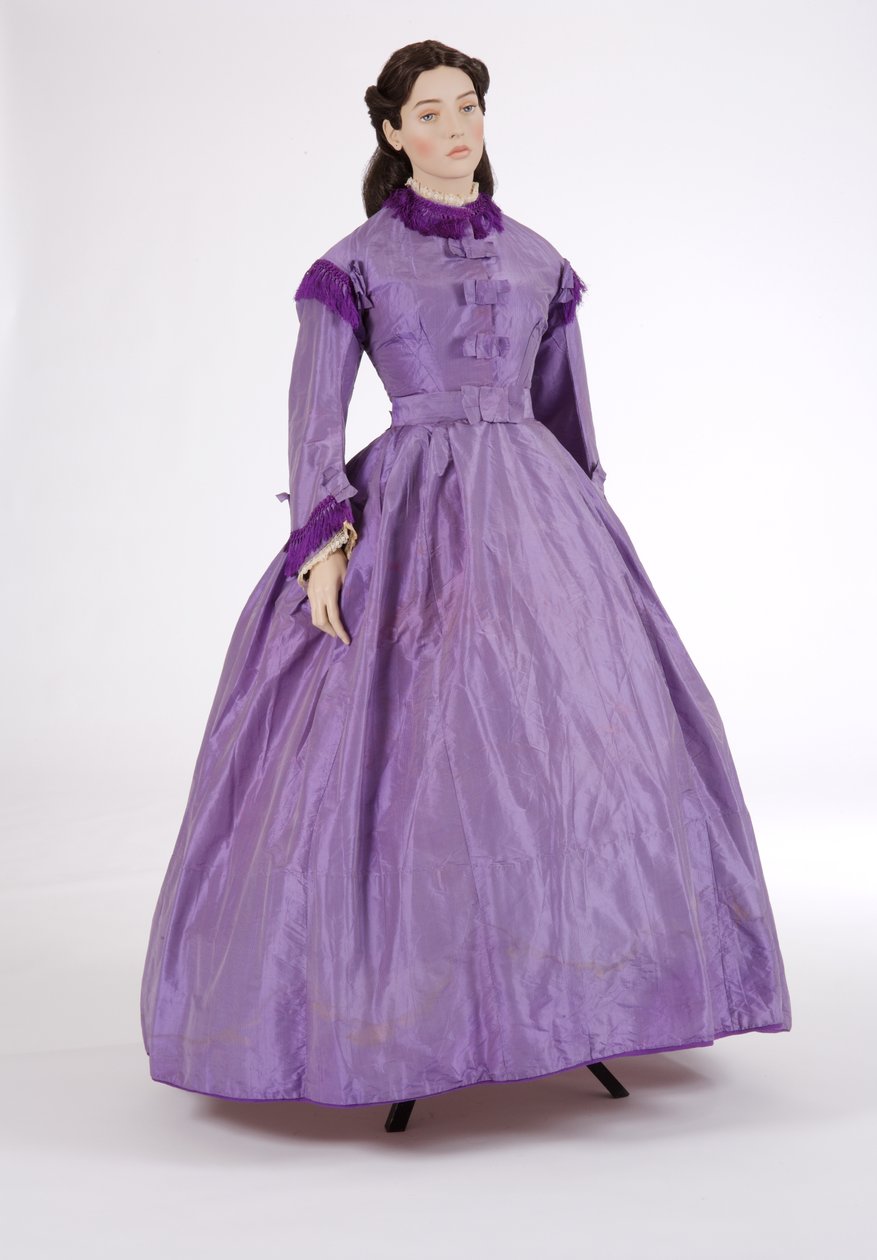 Lila nappali ruha, 1860-as évek (csíkos selyem taft) alkotó: English School