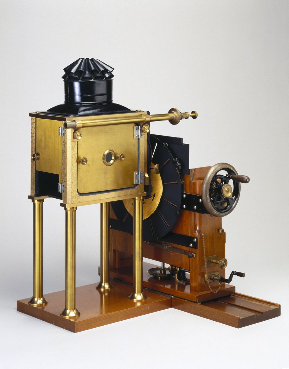 Az Eadweard Muybridge (1830-1904) 1880 (fa) által tervezett zoopraxiscope másolata (lásd még: 3607) alkotó: English School