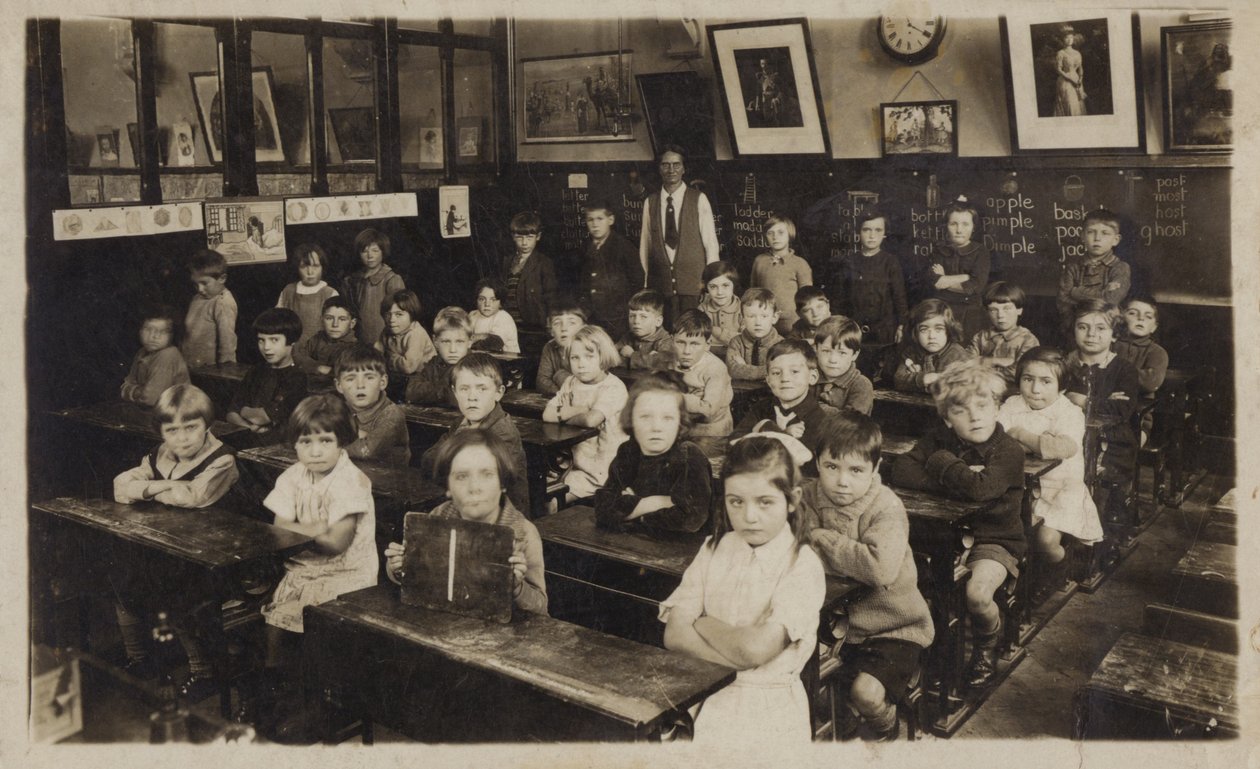 Iskolások az osztályteremben (fekete-fehér fotó) alkotó: English School