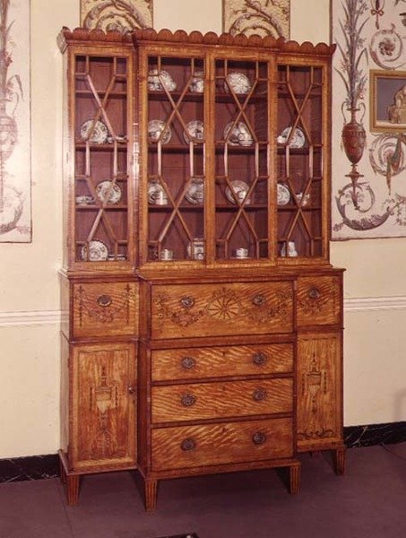 Secretaire könyvespolc intarziás és festett díszítéssel, 1790 (szaténfa) alkotó: English School