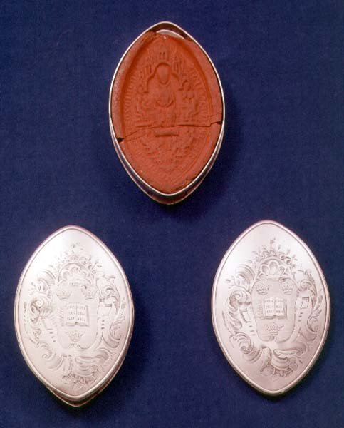 Rokokó kartusokban gravírozott címerrel díszített szkafanderes dobozok, London, 1740 (ezüst) alkotó: English School