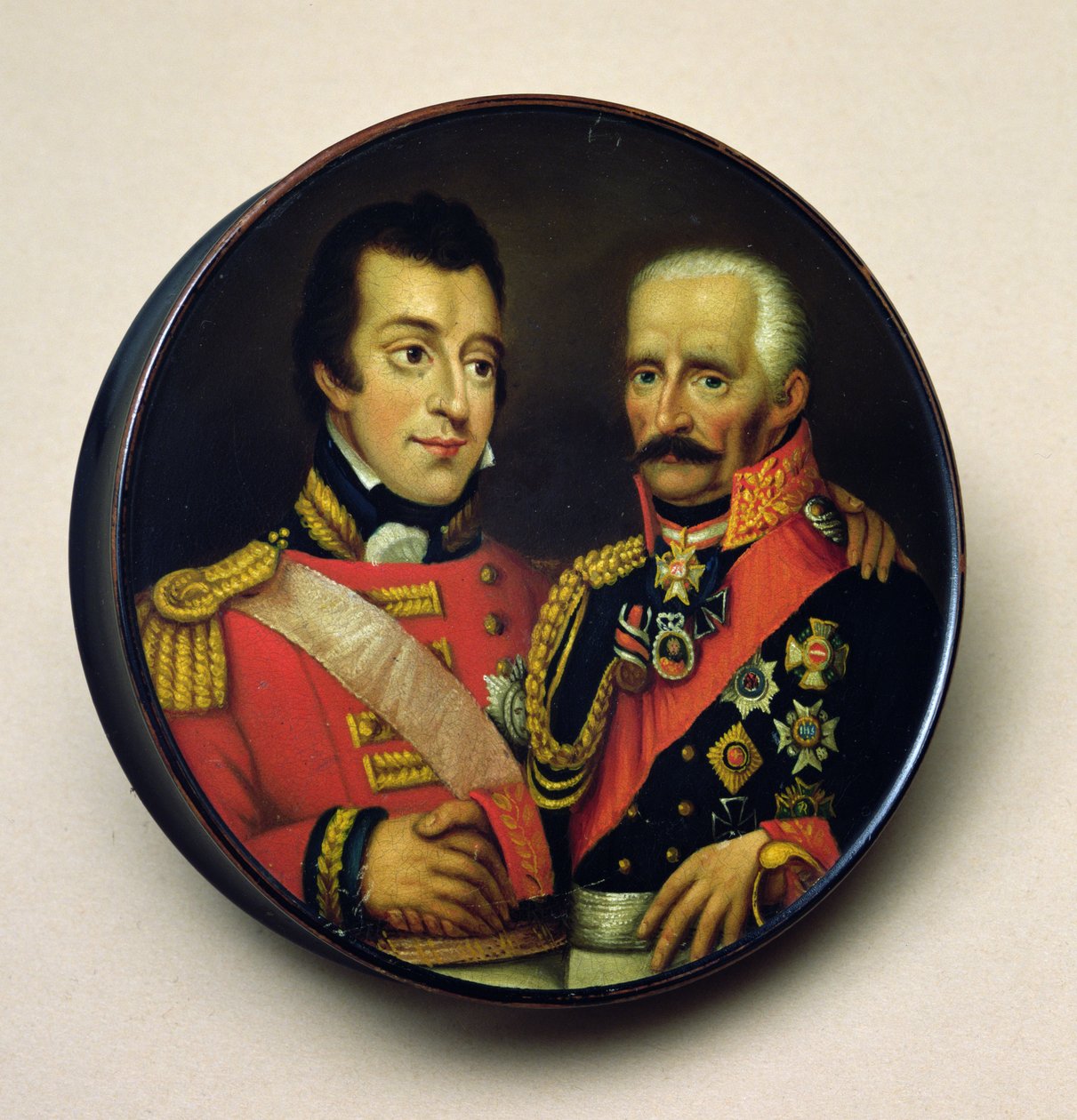 Tupakásdoboz Arthur Wellesley (1769-1852) Wellington hercege és Gebbard Leberecht (1742-1819) Field Marshall, von Blucher herceg portréival (festett fa) alkotó: English School