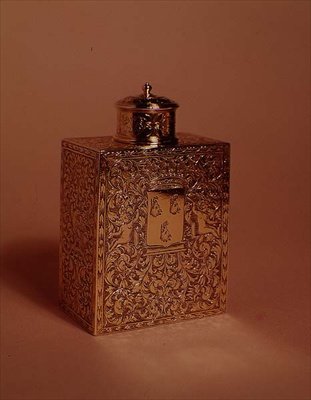 Tea caddy, Gribelin stílusban díszítve, 1700 körül (ezüst aranyozott) alkotó: English School