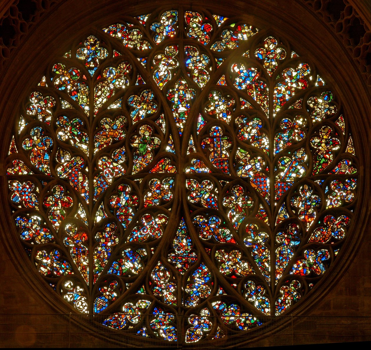 A Bishops Eye sok reset töredékkel (rózsaablak – belső) alkotó: English School