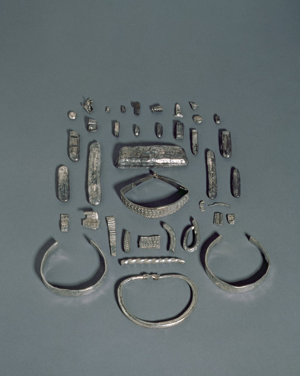 A Cuerdale-kincs, az angolszász és viking kincs, amelyet a Ribble folyó partján találtak Cuerdale Hallnál, Preston közelében, Lancashire-ben, terminális dátum i.sz. 901-5 (ezüst) alkotó: English School