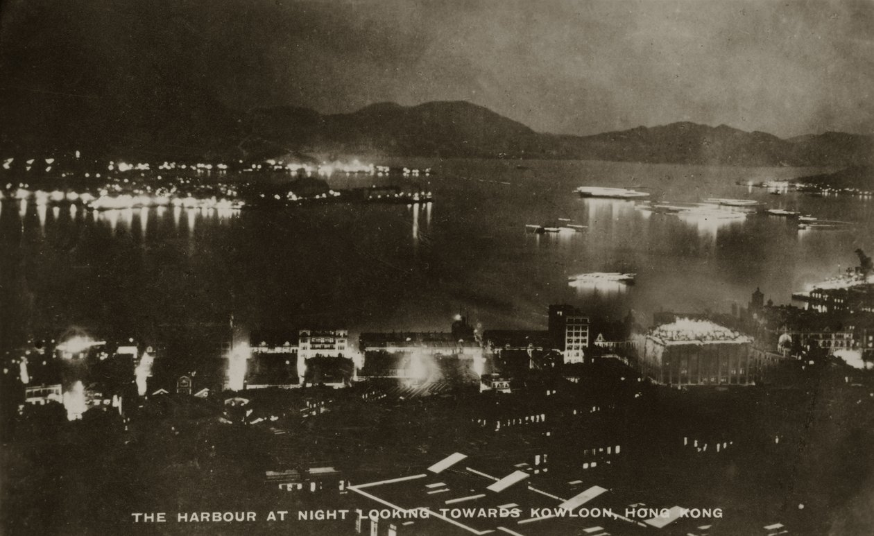 Az éjszakai kikötő a hongkongi Kowloon felé néz Pte H. Chick szolgálatával kapcsolatos fényképalbumból, 1940 alkotó: English School