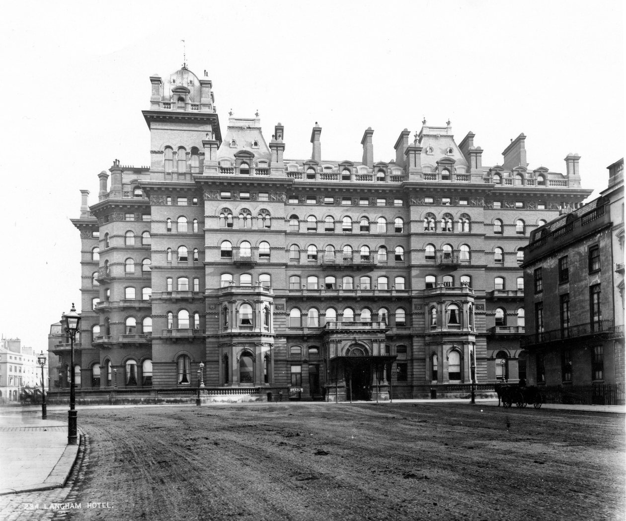 A Langham Hotel a Portland Place-ről, 1896 (fénykép) alkotó: English School