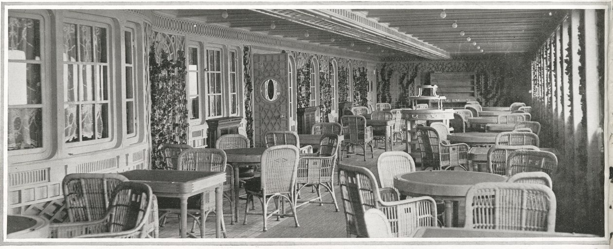 A pazar párizsi kávézó a Titanic-on, rácsokkal és mászónövényekkel, a „The Sphere”-ből, 1912. április 20. (litho) (450874 részlet) alkotó: English School