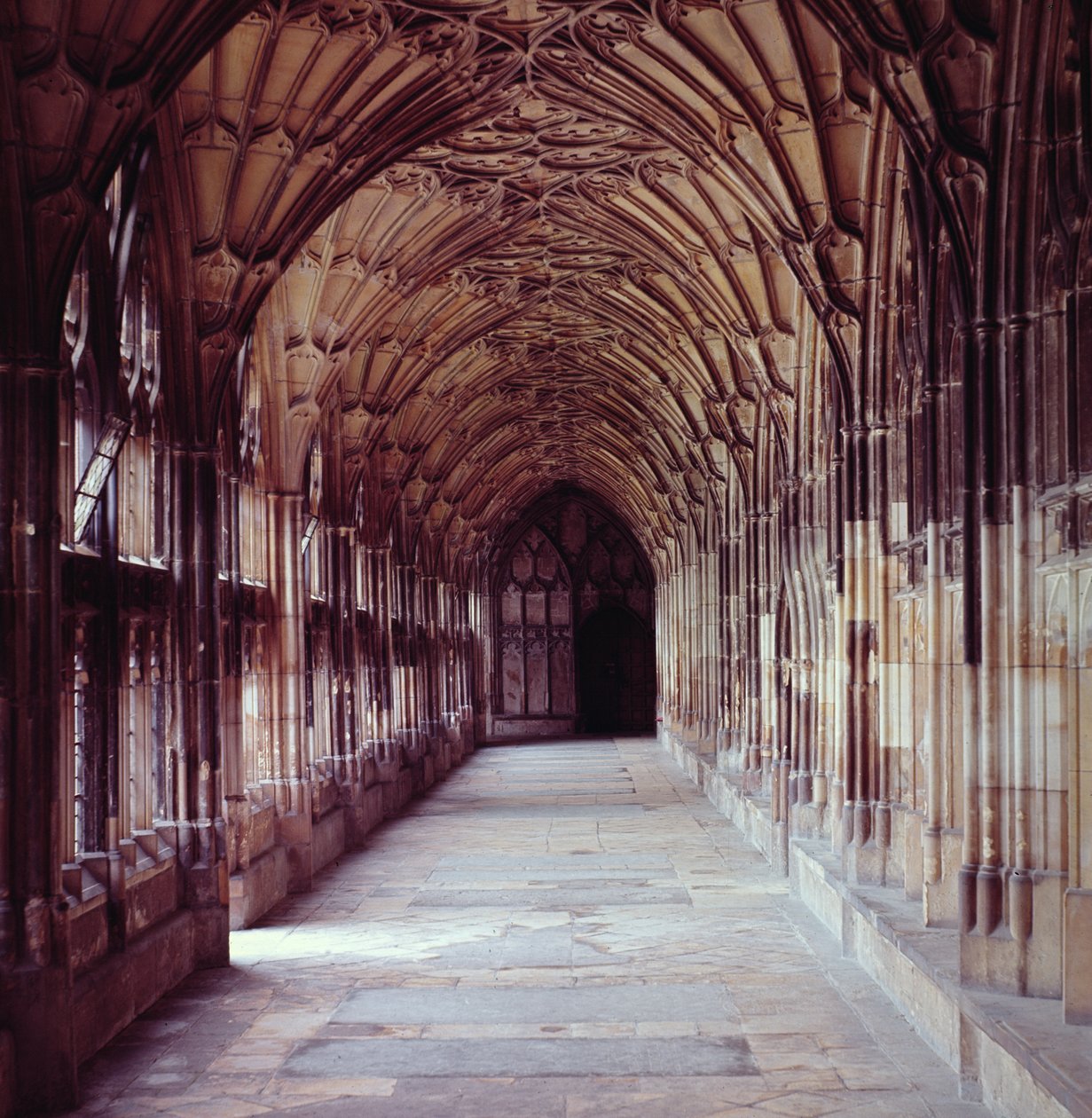 Kilátás a kolostorokra, 1355 körül alkotó: English School