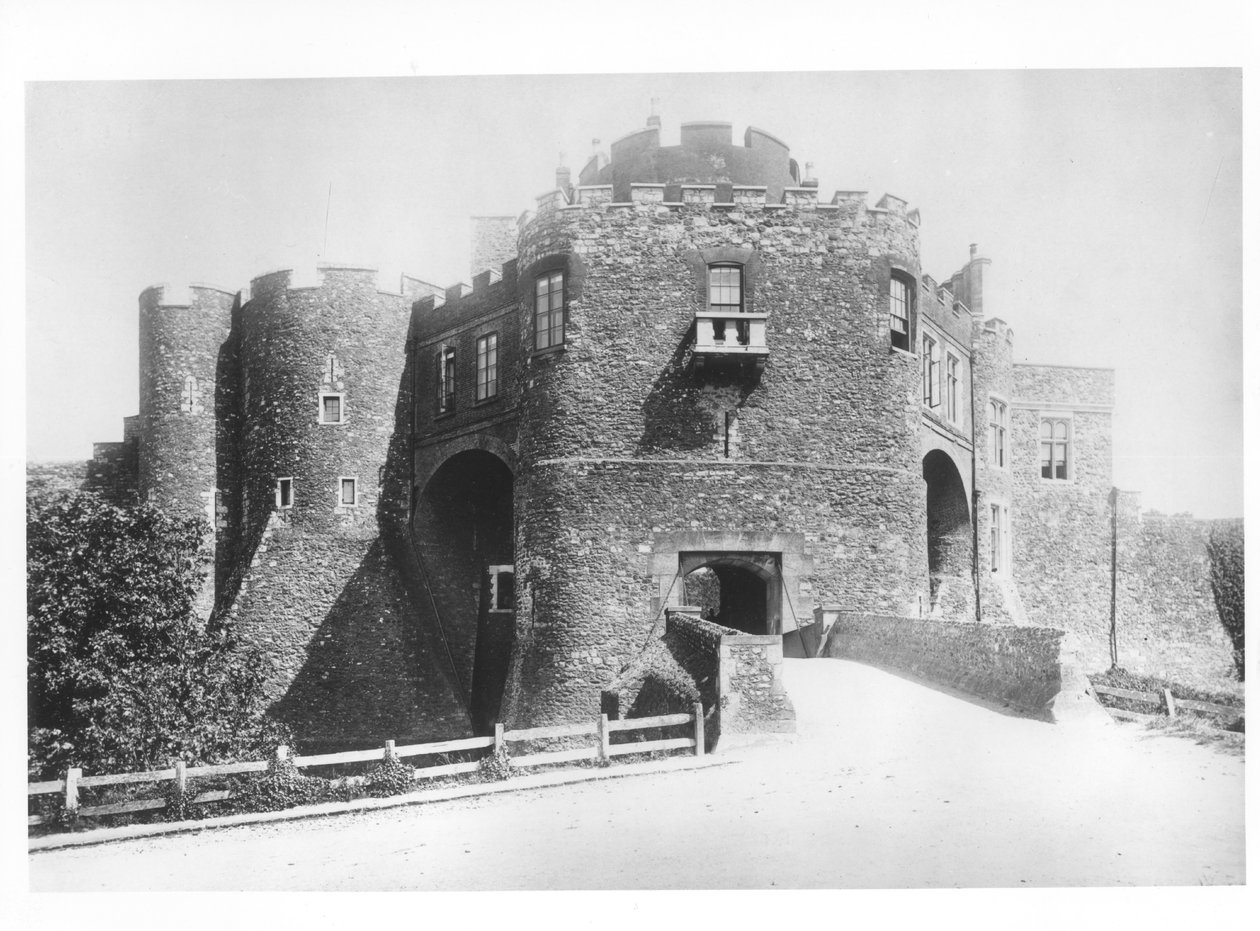 Kilátás az 1221-27 között épült rendőrkapura alkotó: English School