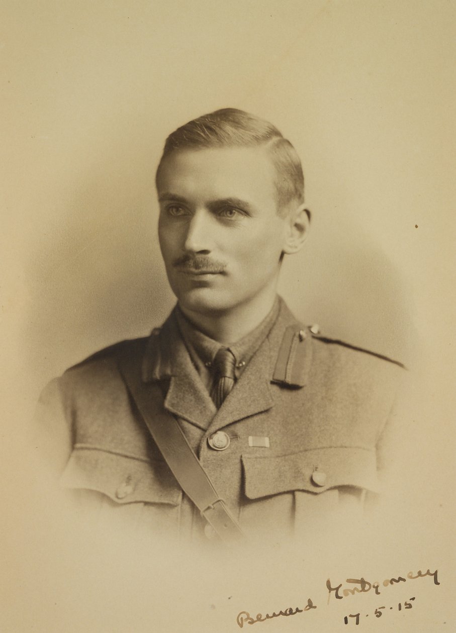 Bernard Law Montgomery vikomt (1887-1976) a 91. gyalogdandár dandárőrnagyaként, 1915. május 17. alkotó: English School