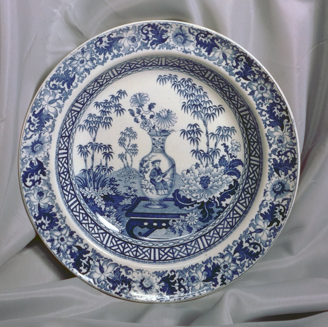 Wedgwood Blue nyomott tányér, kínai váza minta, 1810 körül (kerámia) alkotó: English School