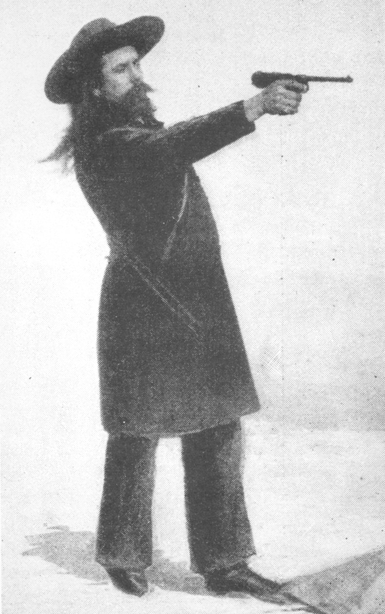 William F. Cody (Buffalo Bill) az új fegyverével alkotó: English School