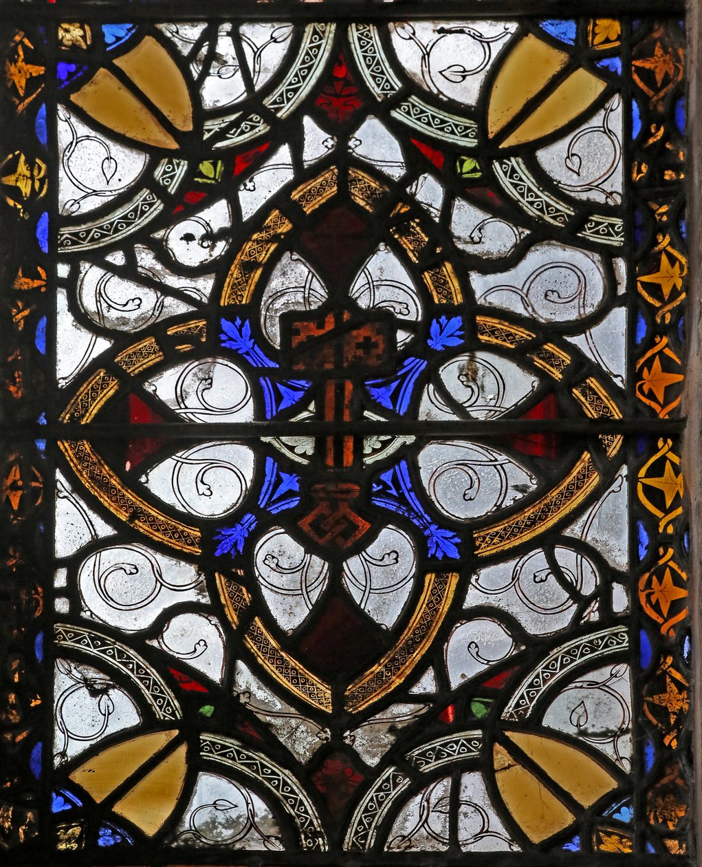 Grisaille-t és Szent Péter-emblémát ábrázoló n4-es ablak alkotó: English School