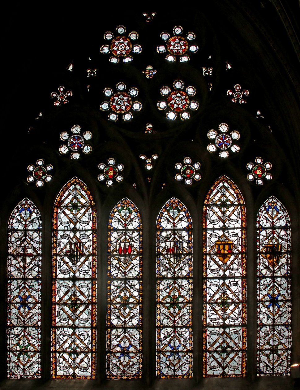 S5 ablak, amely geometrikus grisaille-t és kerekeket ábrázol a tracery lámpákban alkotó: English School