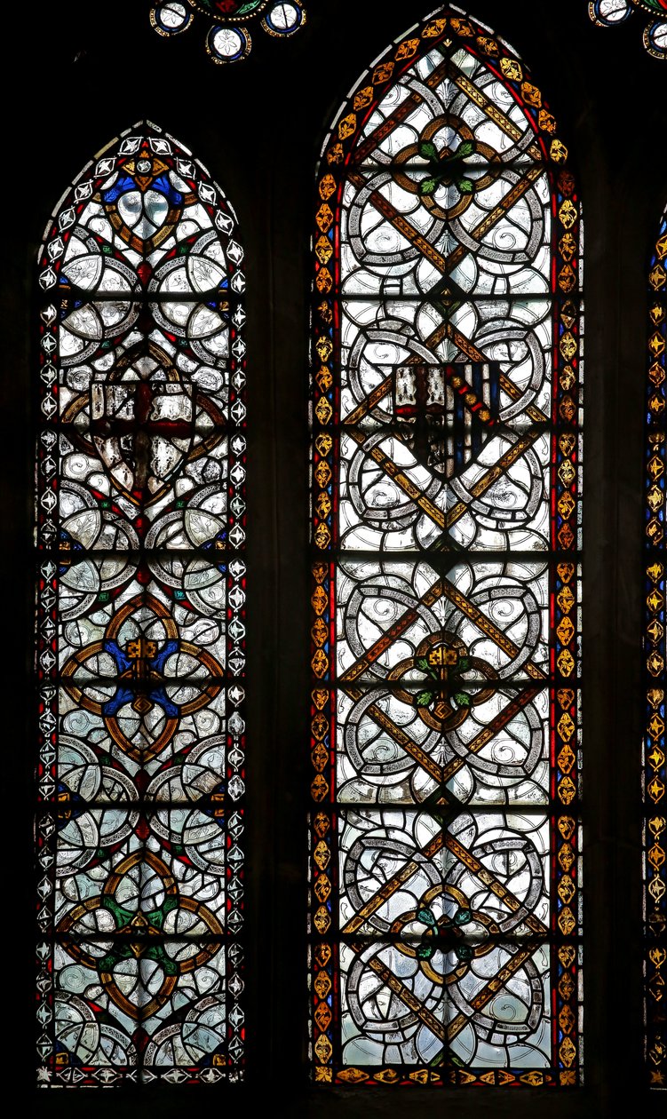 S5 ablak, amely két lándzsát ábrázol geometriai grisaille-val alkotó: English School