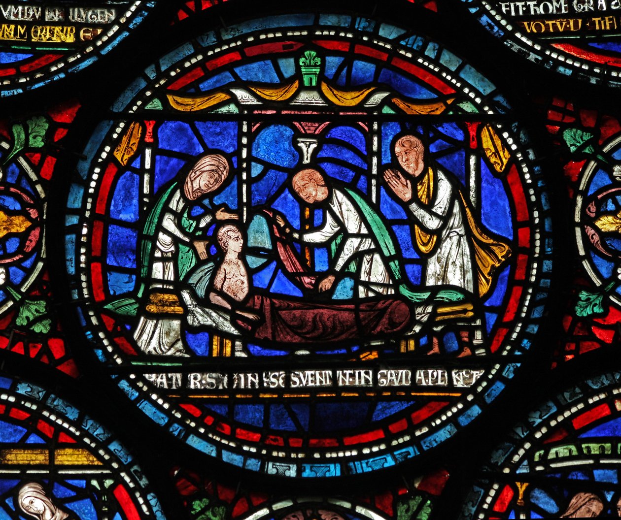 Az s6-os ablak egy jelenetet ábrázol egy St Thomas Becket Miracle ablakból: Plumstead-i Cicely(?) felül a kapura. alkotó: English School