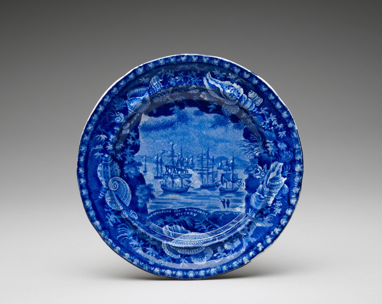 Tányér, c. 1818-1846 (ólommázas cserépedény transzfernyomással) alkotó: Enoch Wood and Sons