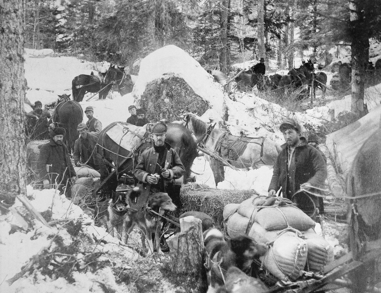 Kutatók felmennek a Porcupine-dombra az alaszkai Skagway ösvényen a Klondike-i aranyláz idején (1897-98) 1898 (f/w fotó) alkotó: Eric A. Hegg