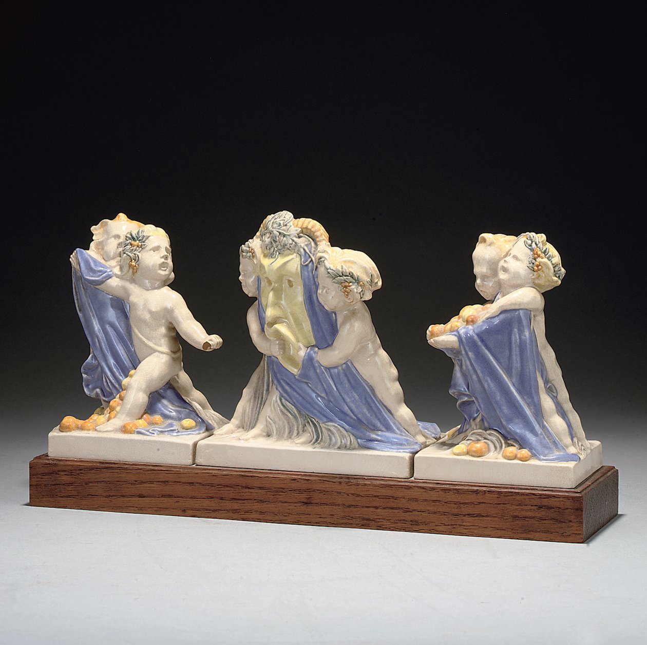 Három darab figurális csoport talapzaton alkotó: Eric Bradbury