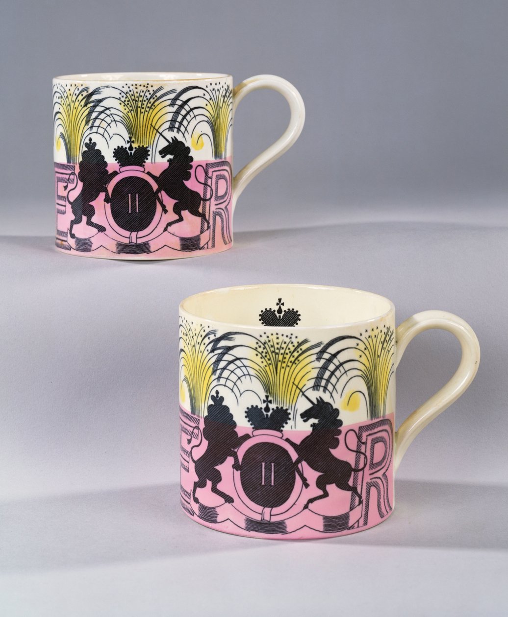 Egy pár Wedgewood bögre II. Erzsébet királynő megkoronázásának emlékére, 1953 alkotó: Eric Ravilious