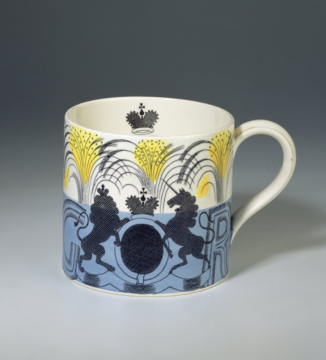 VI. Király György koronázási bögre, gyártó: Josiah Wedgwood & Sons, 1937 (cserépnyomott és festett mintával ellátott cserépedény) alkotó: Eric Ravilious