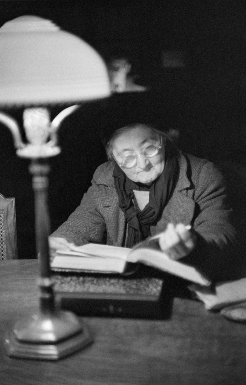 Élet a háború utáni Bécsben: egy idős hölgy a könyvébe merülve az olvasóteremben, Bécs alkotó: Erich Lessing