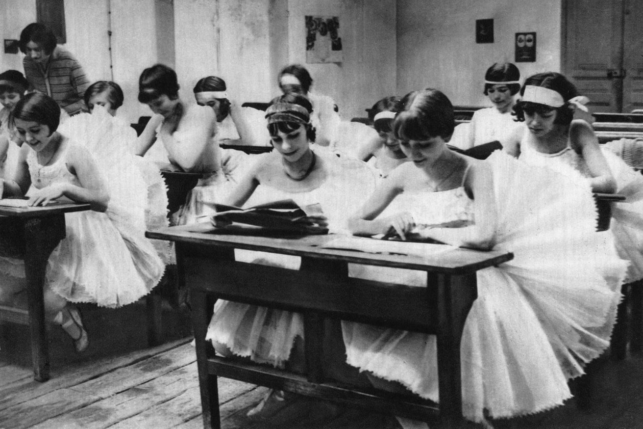 Fiatal táncos lányok iskolája az Operában, Párizs, 1931. alkotó: Ernest Flammarion