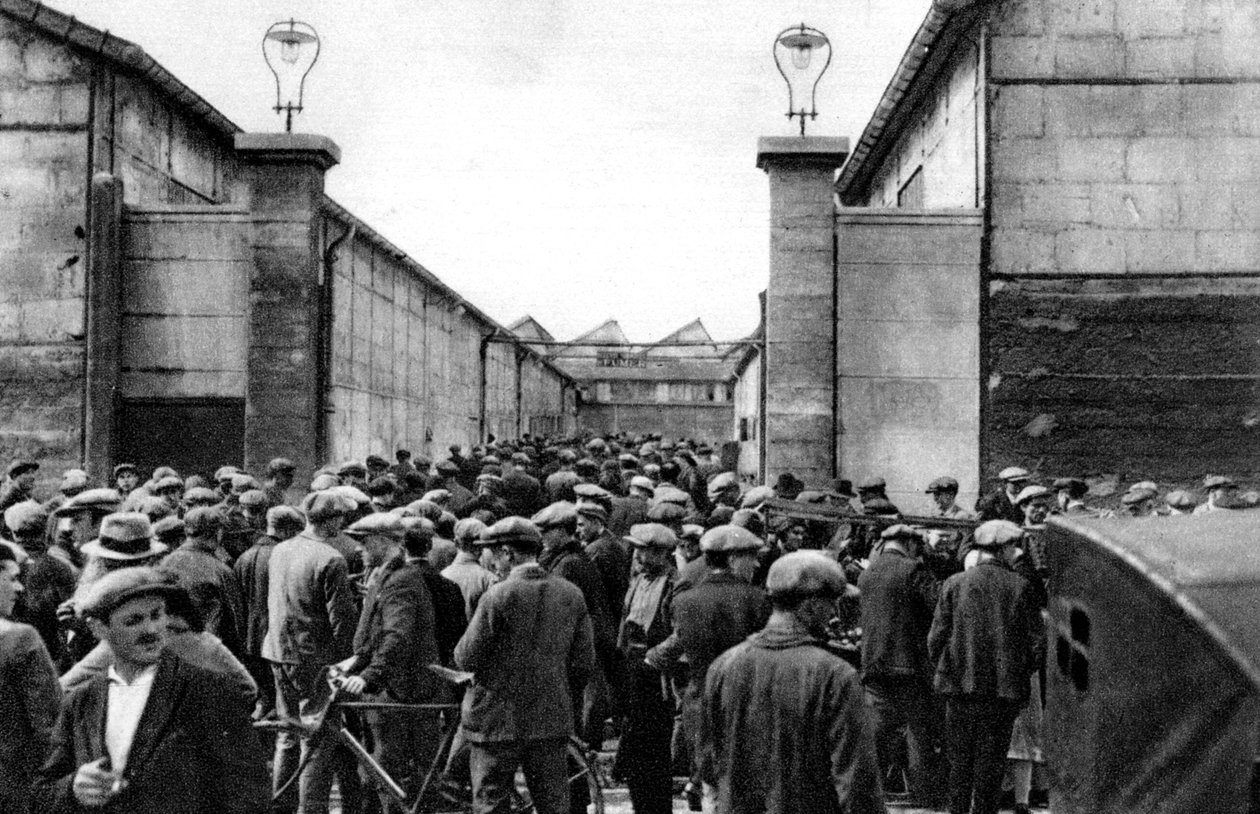 Dolgozók egy billancourti gyár bejáratánál, Párizs, 1931. alkotó: Ernest Flammarion