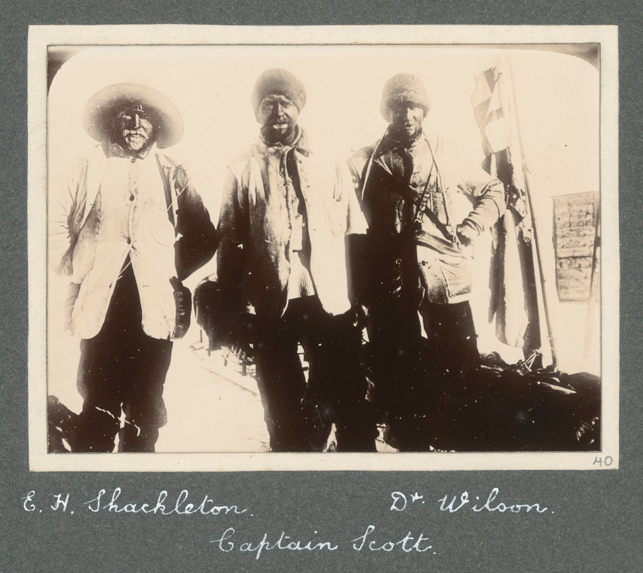 Egy csoportkép Shackletonról, Scott kapitányról és Dr. Wilsonról, amint a Déli-sark elérésére tett kísérletből visszatérnek a Discoveryre. Sir Ernest Henry Shackleton Nemzeti Antarktiszi Expedíció (1901-1903) című albumából. alkotó: Ernest Henry Shackleton