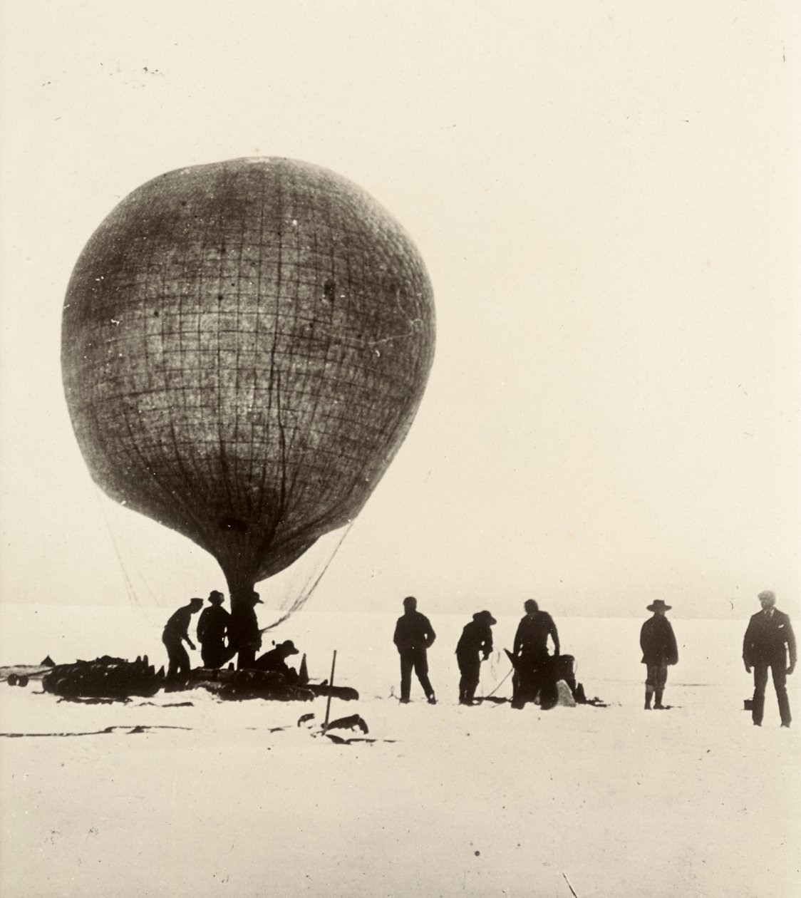 A jégen hidrogénnel felfújt tehénbél-lufi látványa. Sir Ernest Henry Shackleton Nemzeti Antarktiszi Expedíció (1901-1903) című albumából. alkotó: Ernest Henry Shackleton
