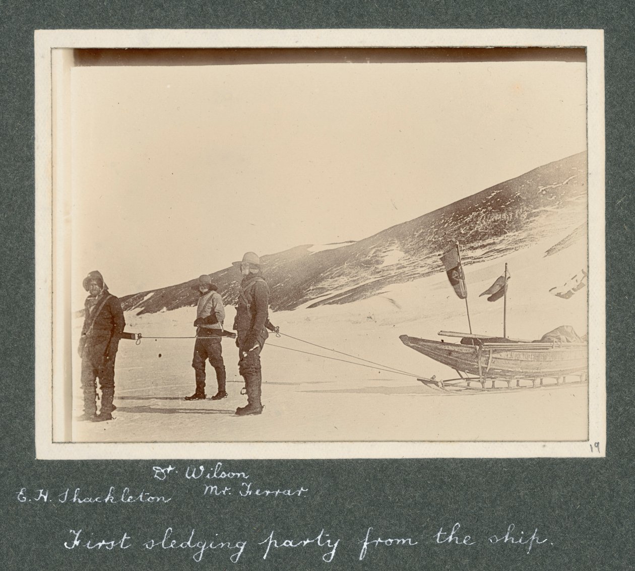 E. H. Shackleton, Dr. Edward Wilson és Hartley Ferrar úr (a geológus) a szánhoz kötve. Sir Ernest Henry Shackleton Nemzeti Antarktiszi Expedíció (1901-1903) című albumából. alkotó: Ernest Henry Shackleton
