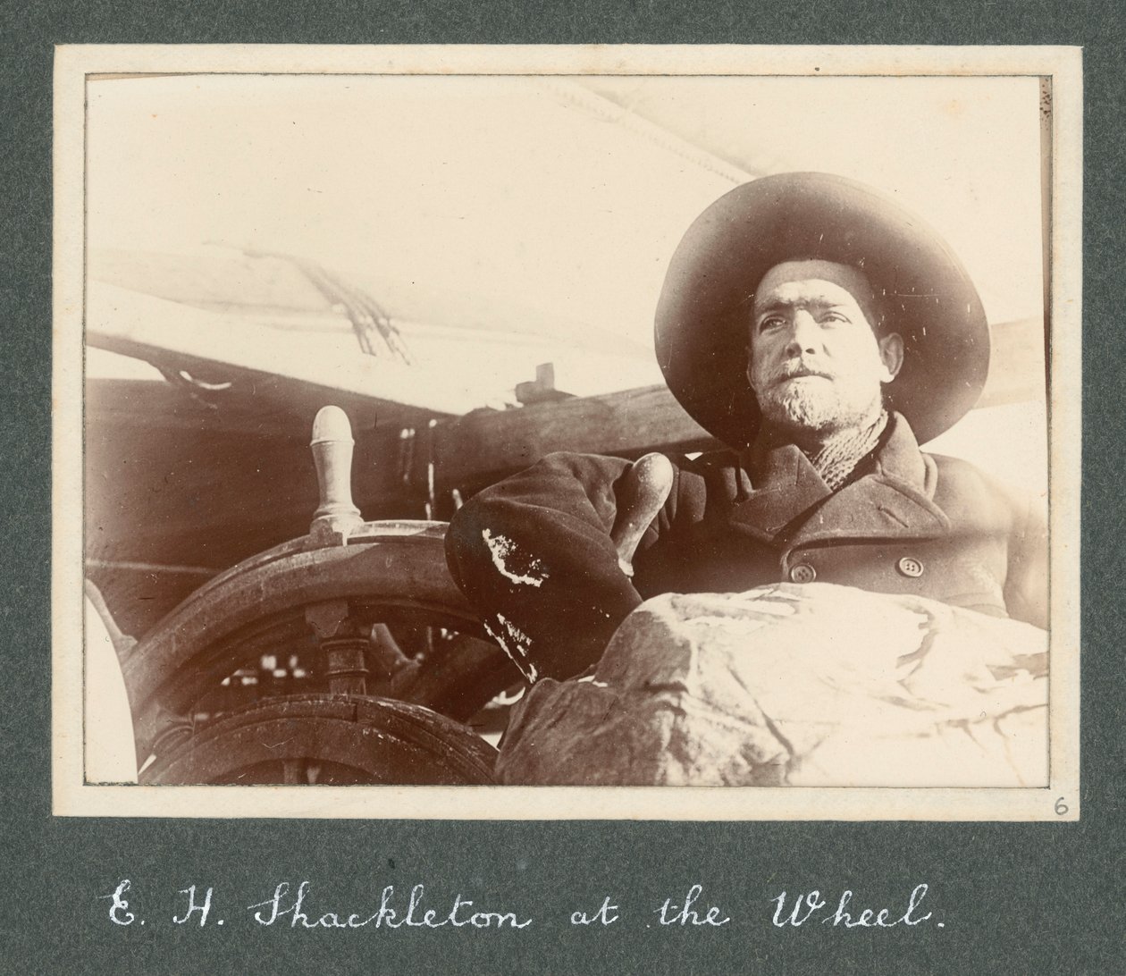 E H Shackleton a Discovery kormányánál állva (1901) Sir Ernest Henry Shackleton Nemzeti Antarktiszi Expedíció (1901-1903) című albumából. alkotó: Ernest Henry Shackleton