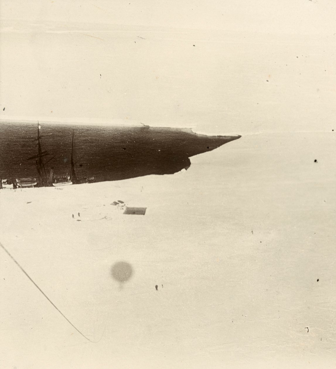 A ballonból lenézve a fennsíkra. Sir Ernest Henry Shackleton Nemzeti Antarktiszi Expedíció (1901-1903) című albumából. alkotó: Ernest Henry Shackleton